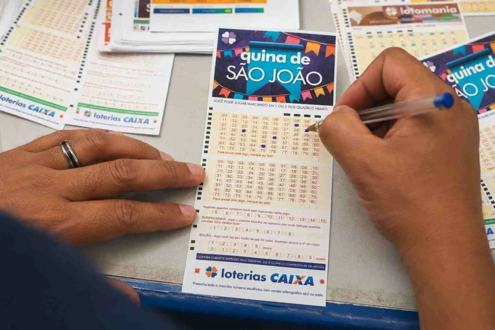 Globo com bolas numeradas no sorteio da Quina realizado pela Caixa