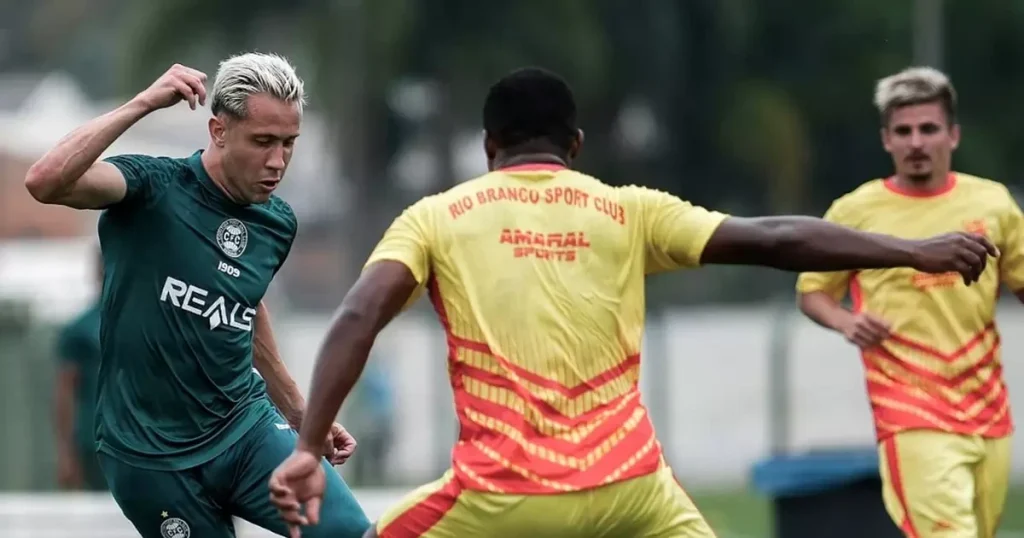 Fernando Seabra, técnico do Coritiba, fala em entrevista coletiva no clube