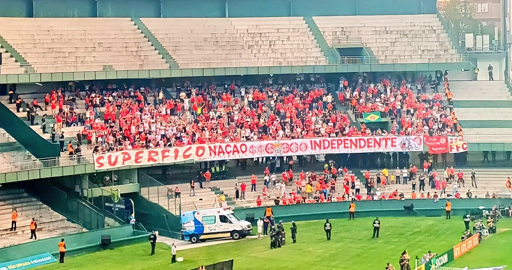 Torcida do Coritiba faz espetáculo à noite no Couto Pereira lotado