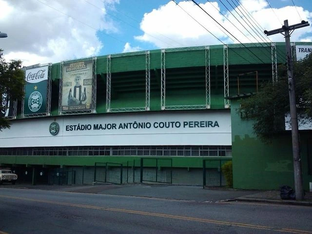 Torcedores do Coritiba celebram nas arquibancadas do Couto Pereira em Curitiba