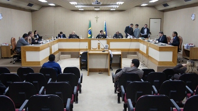 Advogados analisam documentos de um processo sobre a mesa do escritório