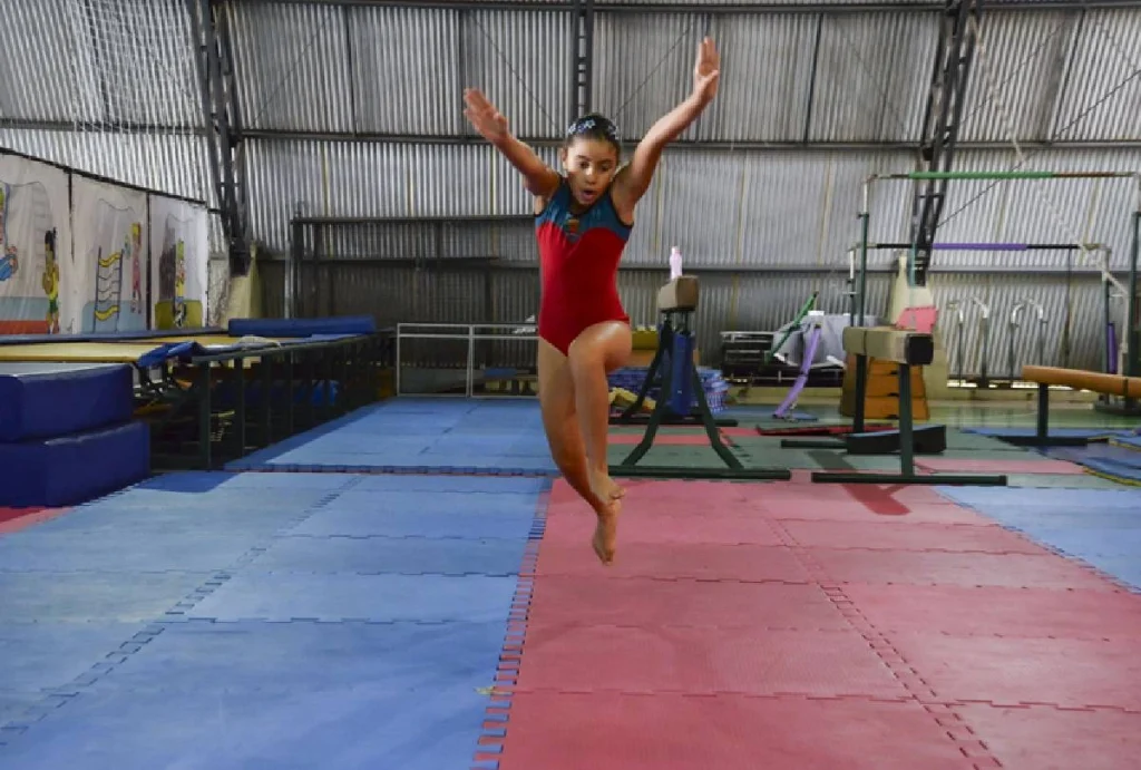 Alunos participam de aula esportiva gratuita do programa Curitiba em Movimento