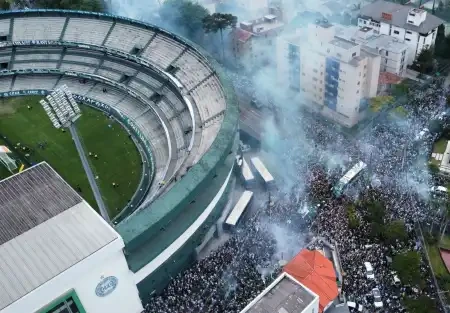 Torcida do Coritiba lota as arquibancadas do Couto Pereira em Curitiba