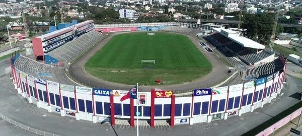 Estádio Vila Capanema, casa do Paraná Clube, com arquibancadas em Curitiba