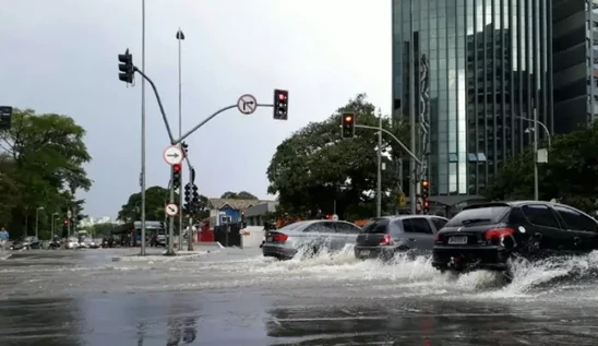 Ruas alagadas em São Paulo após chuva forte, cenário que remete à trama