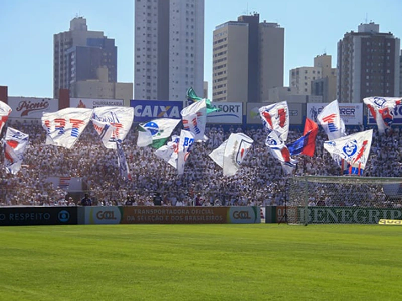 Torcida do Paraná Clube com bandeiras tricolores nas arquibancadas da Vila Capanema