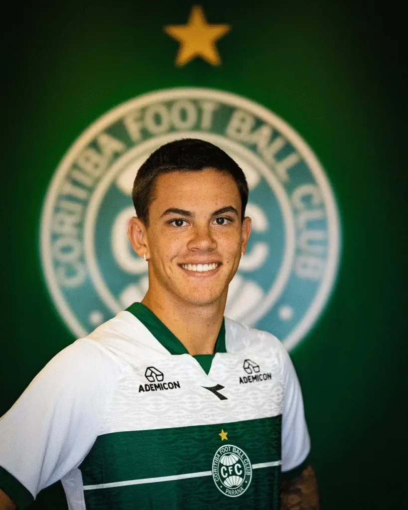 Lateral-direito JP Chermont, reforço do Coritiba vindo do Santos para 2026